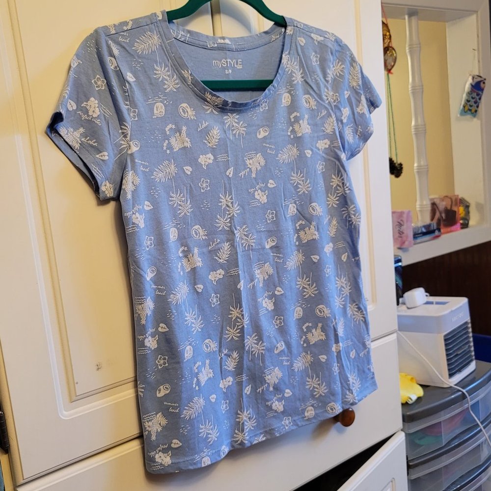 🌟2 for $20!🌟  My Style Blue Tropical Print T Shirt